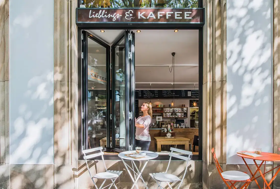 Folding glass walls at a café. Image: Solarlux.